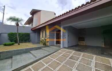 Imagem: A casa possui 4 Dormitórios, 4 Banheiros, 4 Vagas na garagem