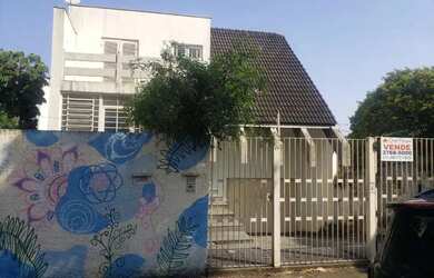 Imagem: A casa possui 3 Dormitórios, 5 Banheiros, 4 Vagas na garagem