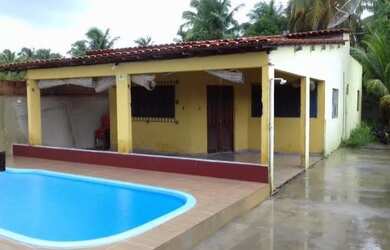 Imagem: A casa possui 3 Dormitórios, Acomodam 12 pessoas, 3 Vagas na