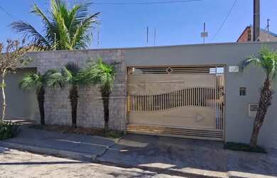 Imagem: A casa possui 3 Dormitórios, 1 Banheiro, 2 Vagas na garagem