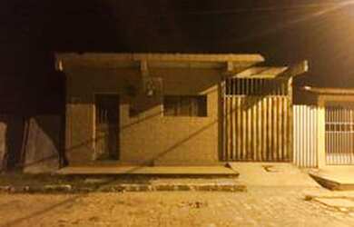 Imagem: A casa possui 2 Dormitórios, 1 Banheiro, 1 Vaga na garagem