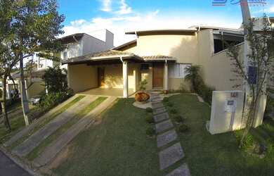 Imagem: A casa em condomínio possui 3 Dormitórios, 3 Banheiros, 3