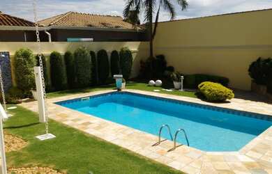 Imagem: A casa possui 4 Dormitórios, 4 Banheiros, 2 Vagas na garagem