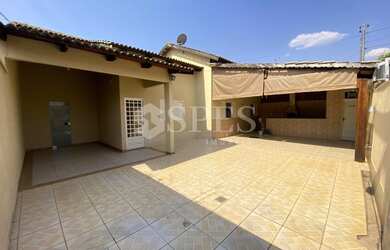 Imagem: A casa possui 3 Dormitórios, 2 Banheiros, 4 Vagas na garagem