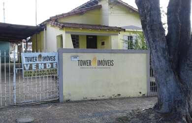 Imagem: A casa possui 2 Dormitórios, 1 Banheiro, 2 Vagas na garagem