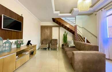 Imagem: A casa possui 3 Dormitórios, 2 Banheiros, 2 Vagas na garagem