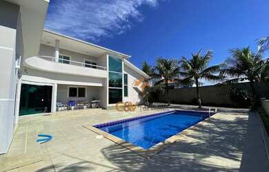 Imagem: A casa possui 4 Dormitórios, 4 Banheiros, 4 Vagas na garagem