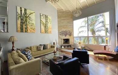 Imagem: A casa em condomínio possui 4 Dormitórios, 5 Banheiros, 4