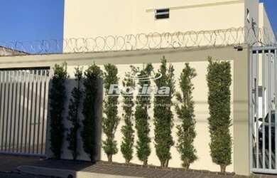 Imagem: A casa possui 2 Dormitórios, 3 Banheiros, 1 Vaga na garagem