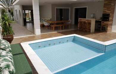 Imagem: A casa em condomínio possui 4 Dormitórios, 5 Banheiros, 2