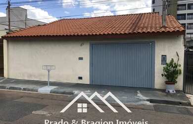 Imagem: A casa possui 2 Dormitórios, 1 Banheiro, 2 Vagas na garagem