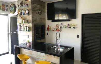 Imagem: A casa em condomínio possui 4 Dormitórios, 5 Banheiros, 4