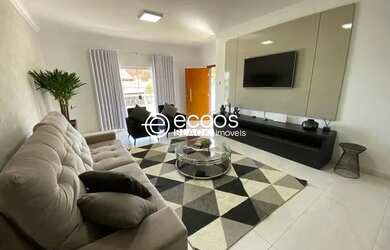 Imagem: A casa possui 3 Dormitórios, 5 Banheiros, 4 Vagas na garagem