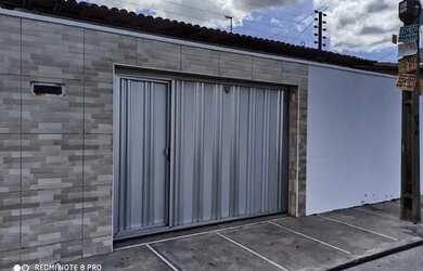 Imagem: A casa possui 3 Dormitórios, 2 Banheiros, 2 Vagas na garagem