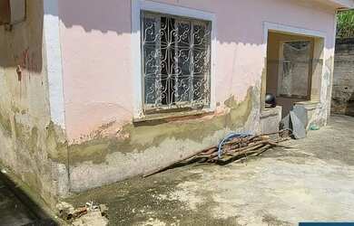 Imagem: A casa possui 3 Dormitórios, 1 Banheiro, 2 Vagas na garagem