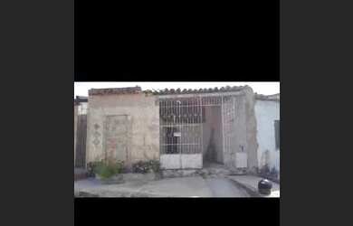 Imagem: A casa possui 4 Dormitórios, 1 Banheiro e 1 Vaga na garagem