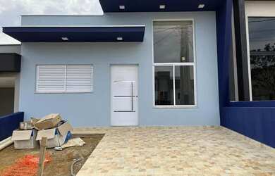 Imagem: A casa em condomínio possui 3 Dormitórios, 1 Banheiro, 2 Vagas