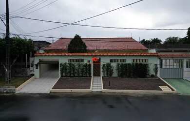 Imagem: A casa possui 4 Dormitórios, 4 Banheiros, 4 Vagas na garagem