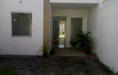 Imagem: A casa possui 2 Dormitórios, 2 Banheiros e 2 Vagas na garagem