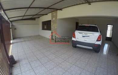 Imagem: A casa possui 3 Dormitórios, 1 Banheiro, 2 Vagas na garagem