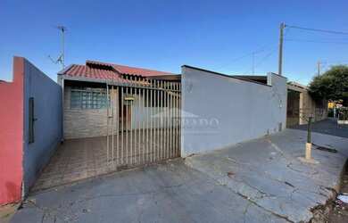 Imagem: A casa possui 3 Dormitórios, 2 Banheiros, 2 Vagas na garagem