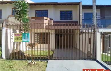 Imagem: A casa possui 3 Dormitórios, 3 Banheiros, 2 Vagas na garagem