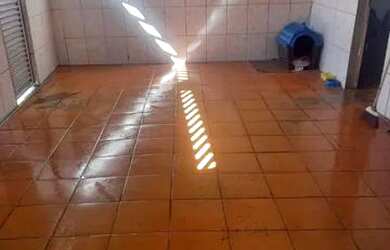 Imagem: A casa possui 4 Dormitórios, 2 Banheiros, 1 Vaga na garagem