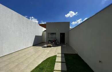 Imagem: A casa possui 3 Dormitórios, 2 Banheiros, 2 Vagas na garagem