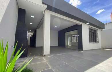 Imagem: A casa possui 3 Dormitórios, 2 Banheiros, 2 Vagas na garagem