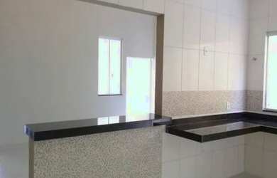 Imagem: A casa possui 3 Dormitórios, 2 Banheiros, 1 Vaga na garagem