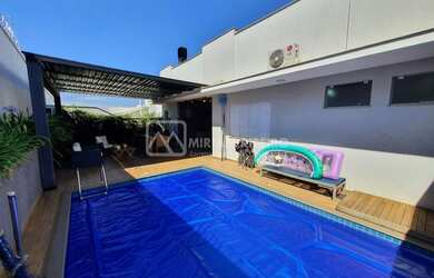 Imagem: A casa possui 3 Dormitórios, 5 Banheiros, 2 Vagas na garagem