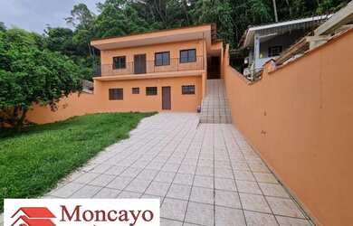 Imagem: A casa possui 4 Dormitórios, 1 Banheiro, 594m² de Área e