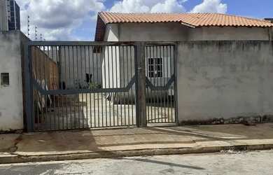 Imagem: A casa possui 2 Dormitórios, 1 Banheiro, 4 Vagas na garagem