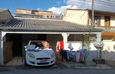 Imagem: A casa possui 4 Dormitórios, 2 Banheiros, 2 Vagas na garagem