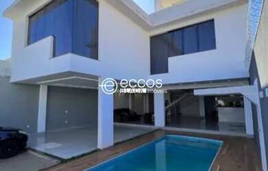 Imagem: A casa possui 4 Dormitórios, 5 Banheiros, 4 Vagas na garagem