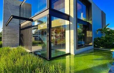 Imagem: A casa em condomínio possui 5 Dormitórios, 5 Banheiros, 4