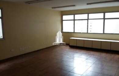 Imagem: O depósito possui 1 Vaga na garagem e 42m² de Área e está