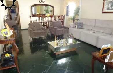 Imagem: A casa possui 2 Dormitórios, 1 Banheiro, 3 Vagas na garagem