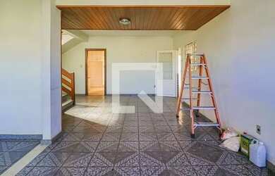 Imagem: A casa possui 4 Dormitórios, 3 Banheiros, 5 Vagas na garagem