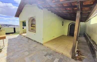 Imagem: A casa possui 3 Dormitórios, 3 Banheiros, 5 Vagas na garagem