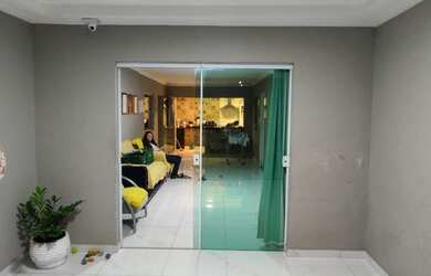 Imagem: A casa possui 3 Dormitórios, 1 Banheiro e está localizado