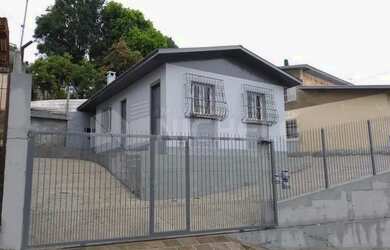 Imagem: A casa possui 2 Dormitórios, 1 Banheiro, 2 Vagas na garagem