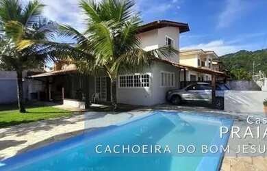 Imagem: A casa possui 3 Dormitórios, 2 Banheiros, 2 Vagas na garagem