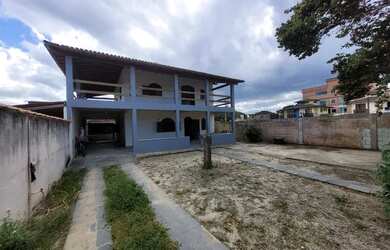 Imagem: A casa possui 4 Dormitórios, 4 Banheiros, 5 Vagas na garagem