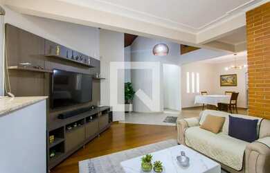 Imagem: A casa possui 4 Dormitórios, 5 Banheiros, 2 Vagas na garagem