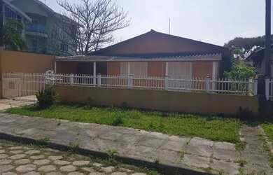 Imagem: A casa possui 4 Dormitórios, 3 Banheiros, 4 Vagas na garagem