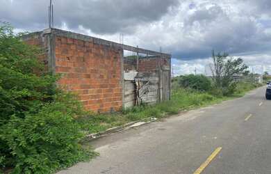 Imagem: A casa possui 4 Dormitórios, 2 Banheiros e 2 Vagas na garagem