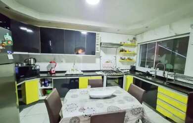 Imagem: A casa possui 3 Dormitórios, 5 Banheiros, 2 Vagas na garagem