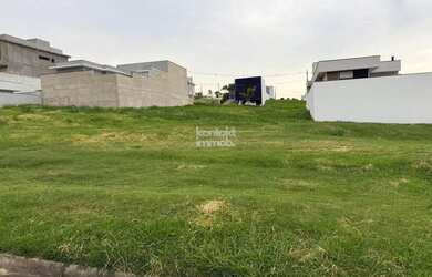 Imagem: O terreno possui 360m² de Área e está localizado em Além