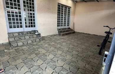 Imagem: A casa possui 2 Dormitórios, 2 Banheiros, 4 Vagas na garagem